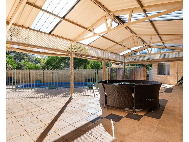 2 Kruseana Grove, Roleystone WA 6111