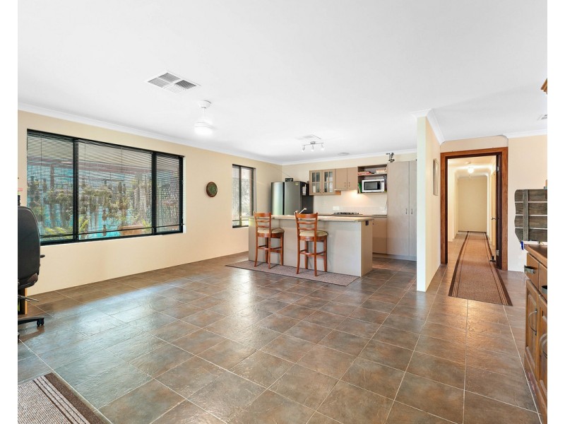 15 Aviemore Drive, Bedfordale WA 6112