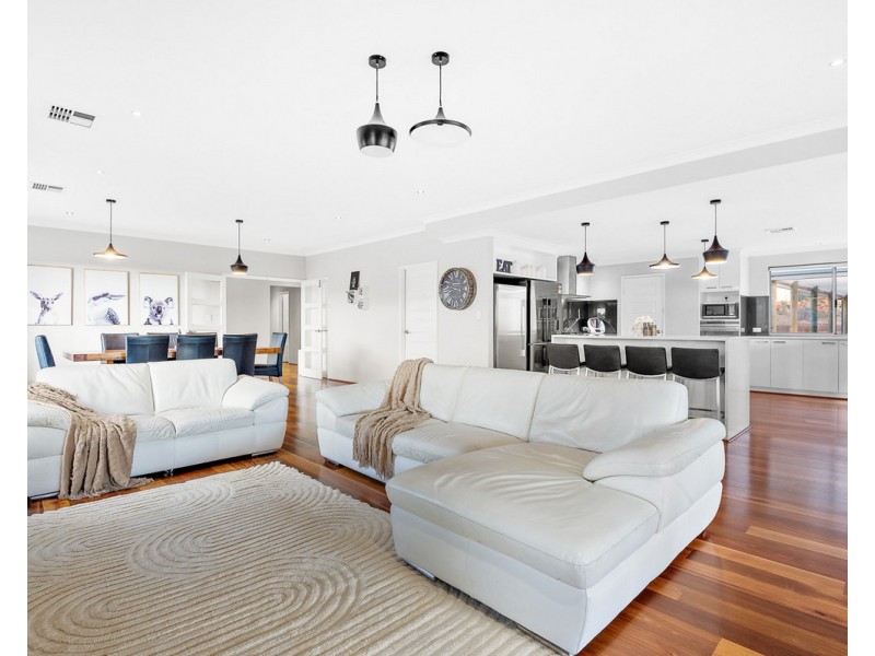 14 Paull View, Bedfordale WA 6112