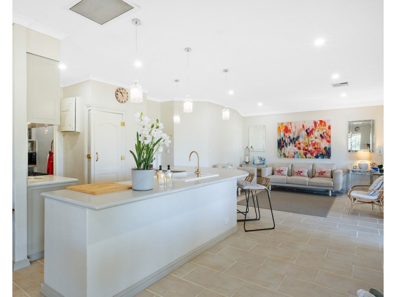 8 Blissett Drive, Bedfordale WA 6112