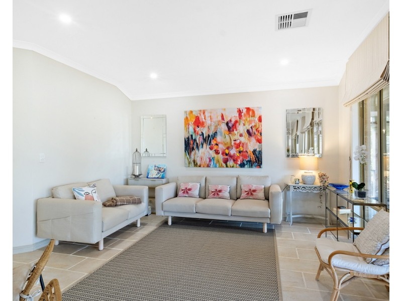 8 Blissett Drive, Bedfordale WA 6112