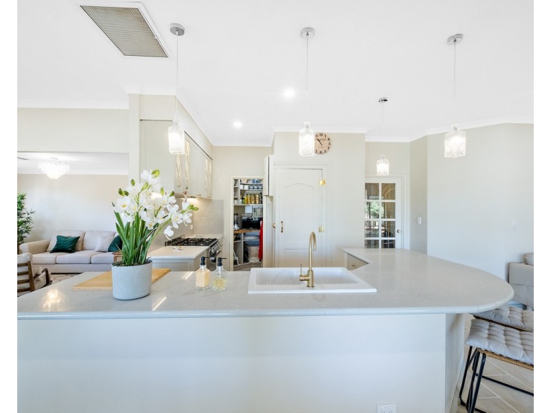 8 Blissett Drive, Bedfordale WA 6112