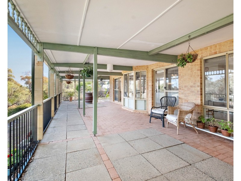 8 Blissett Drive, Bedfordale WA 6112