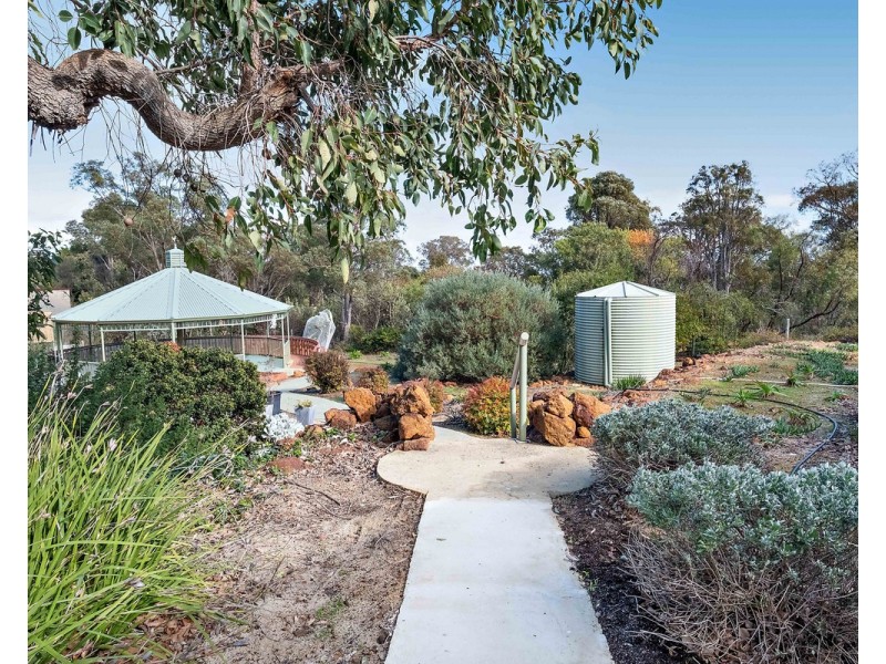 8 Blissett Drive, Bedfordale WA 6112