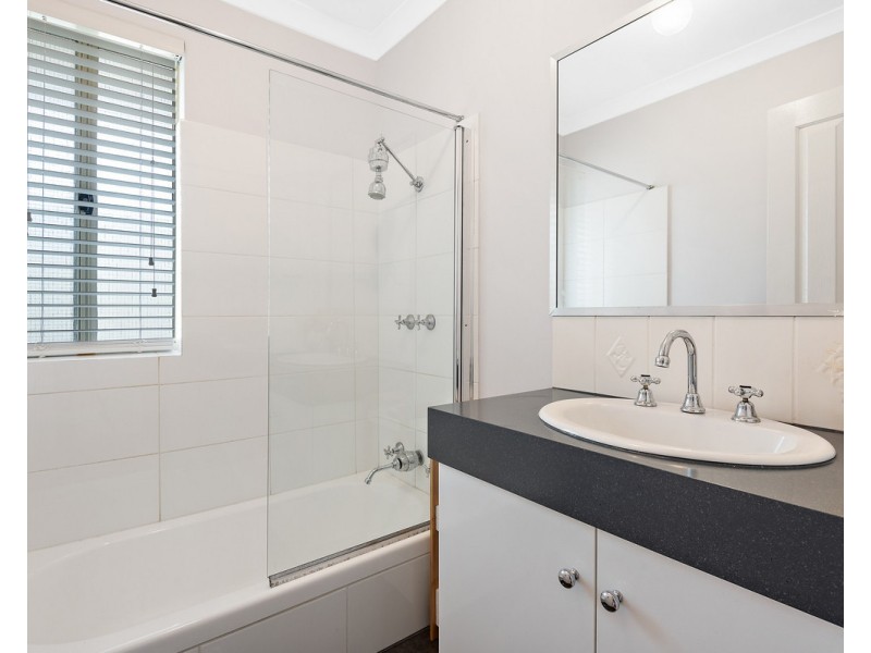 166 Seville Drive, Seville Grove WA 6112