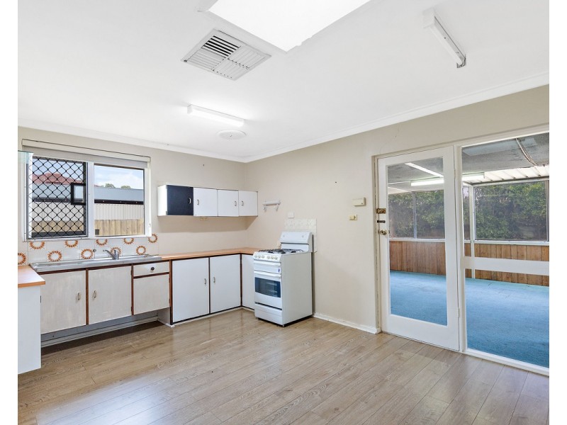 18 Valentine Road, Kelmscott WA 6111
