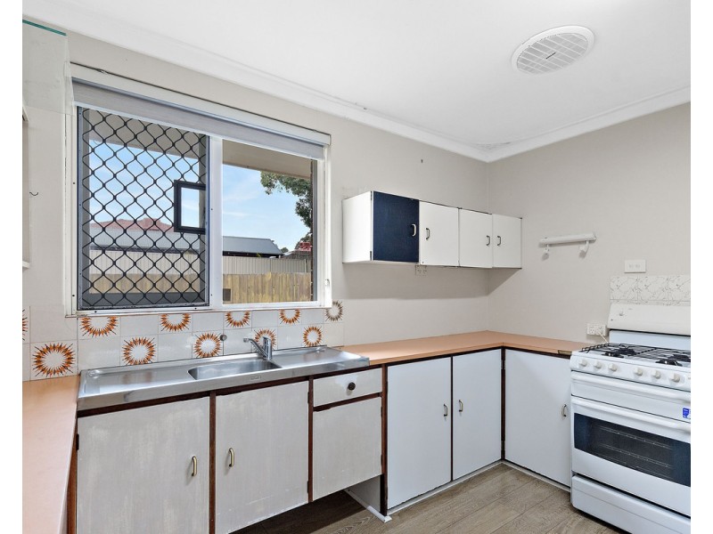18 Valentine Road, Kelmscott WA 6111