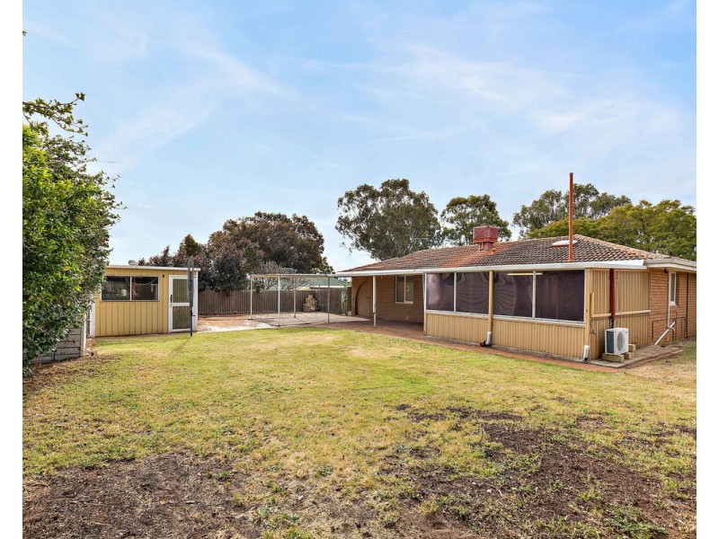 18 Valentine Road, Kelmscott WA 6111