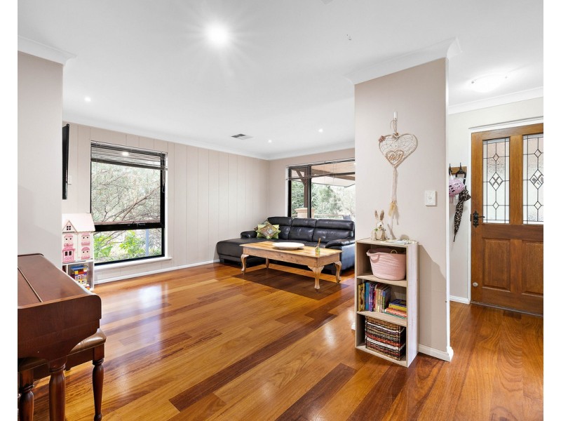 81 Amethyst Crescent, Mount Richon WA 6112