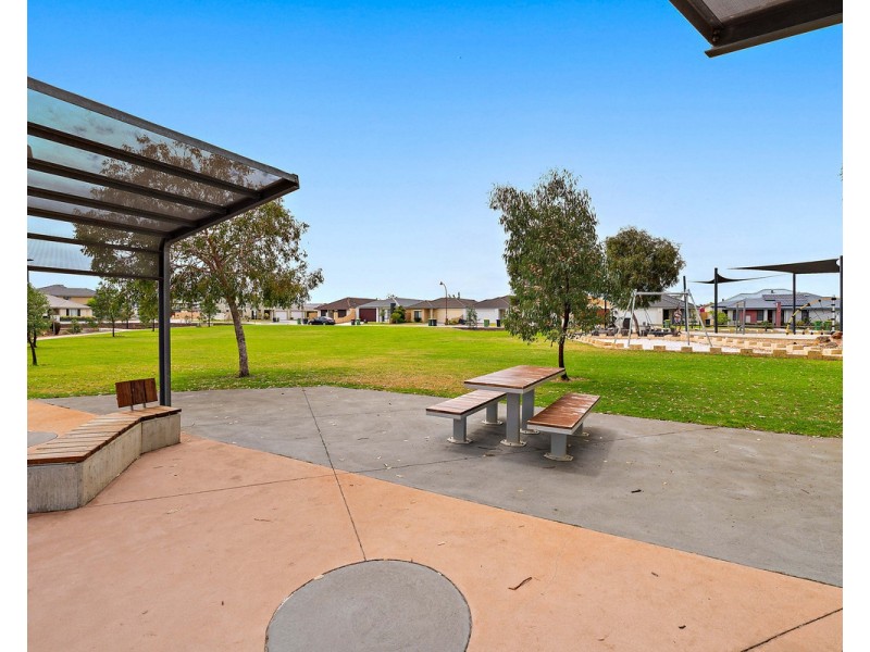 33 Tipperary Bend, Canning Vale WA 6155