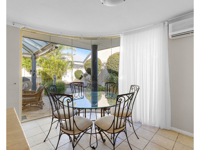 25 Chatsworth Gate, Canning Vale WA 6155