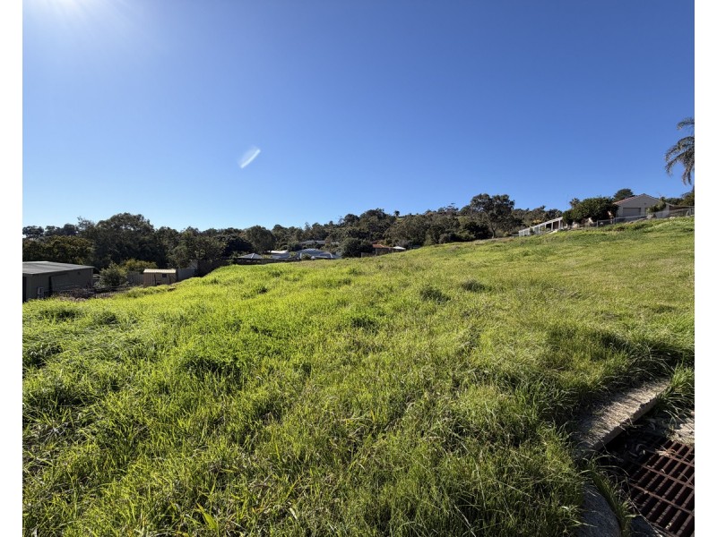 4 Chardonnay Grove, Mount Nasura WA 6112