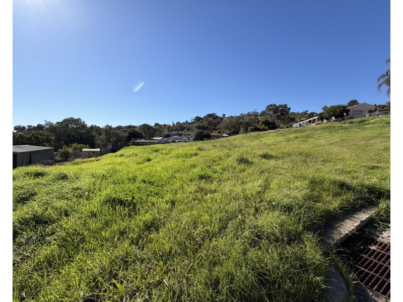 4 Chardonnay Grove, Mount Nasura WA 6112