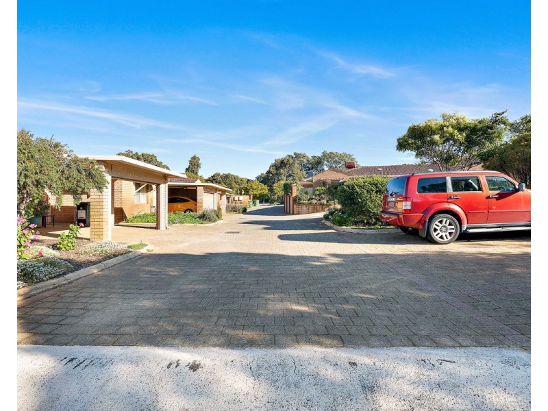 17/4 Page Road, Kelmscott WA 6111