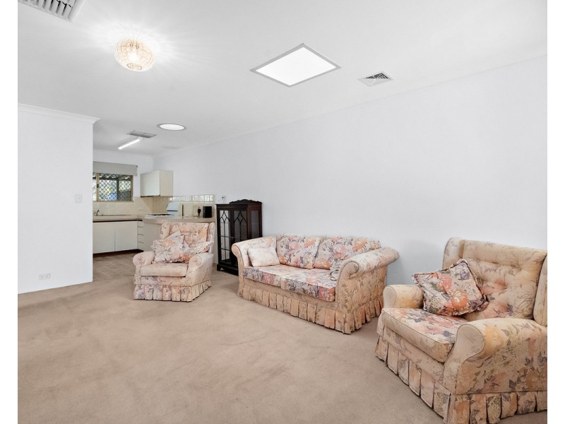 17/4 Page Road, Kelmscott WA 6111