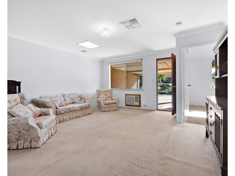 17/4 Page Road, Kelmscott WA 6111