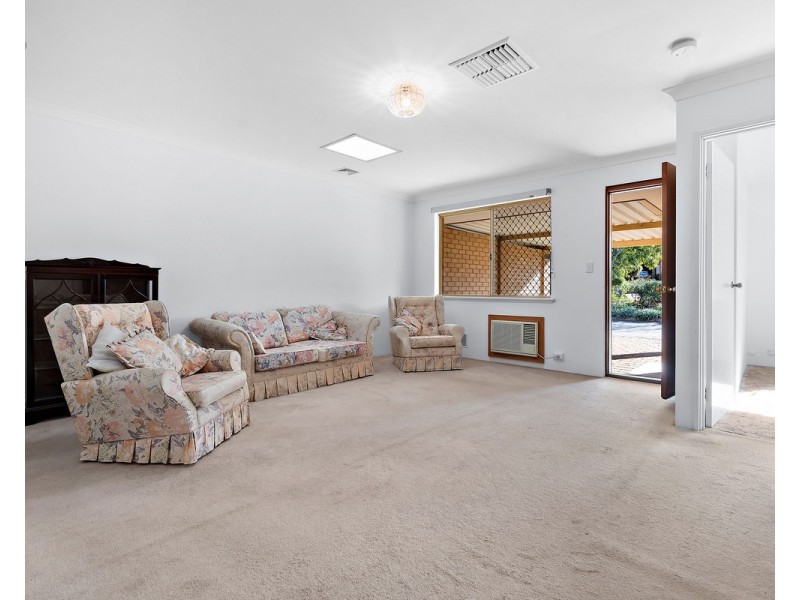 17/4 Page Road, Kelmscott WA 6111