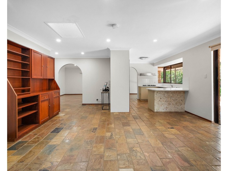 98 Amethyst Crescent, Mount Richon WA 6112