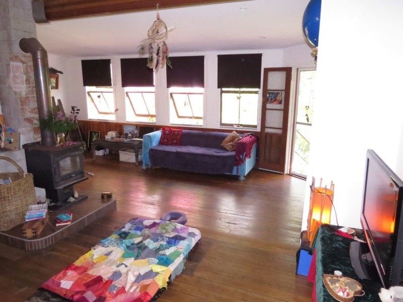 9 Old Convent Road, Uki NSW 2484
