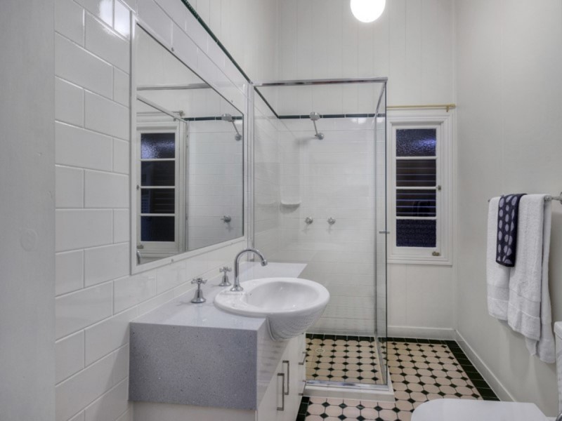 8 Barker Street, East Brisbane QLD 4169