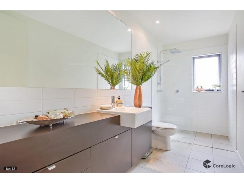 12 Lakefront Crescent, Varsity Lakes QLD 4227