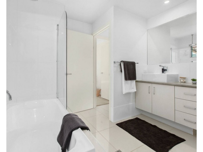 9 Tarni Street, Coombabah QLD 4216