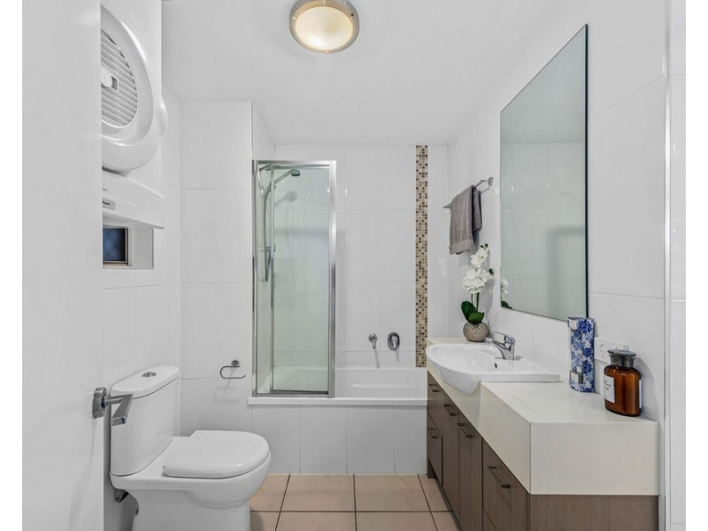 11 Riding Road, Hawthorne QLD 4171