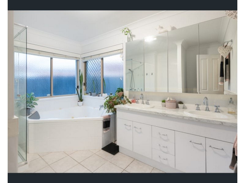 3 Crowsnest Close, Parkwood QLD 4214