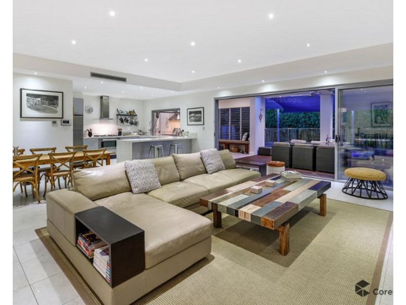 9 Plover Avenue, Paradise Point QLD 4216