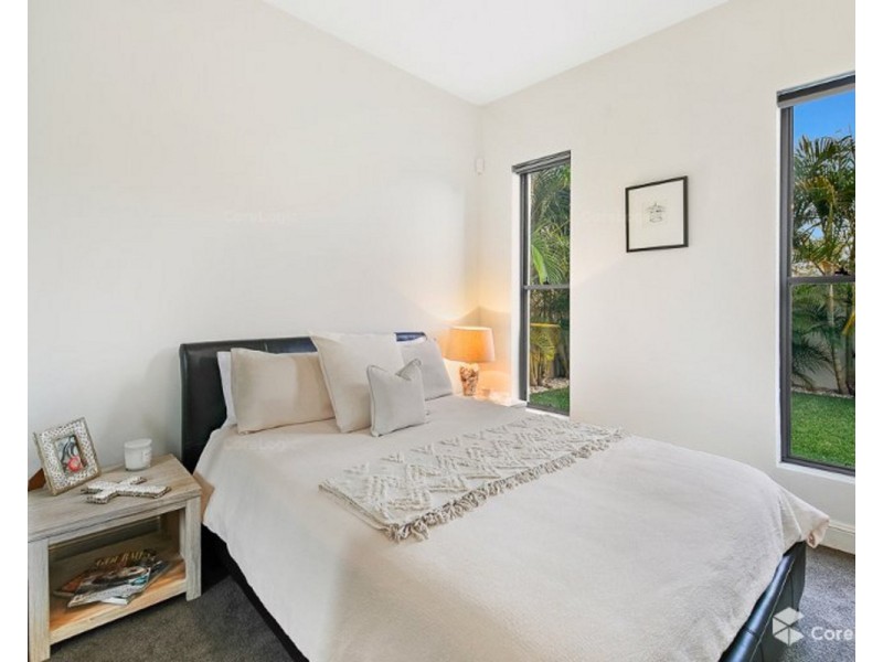 9 Plover Avenue, Paradise Point QLD 4216