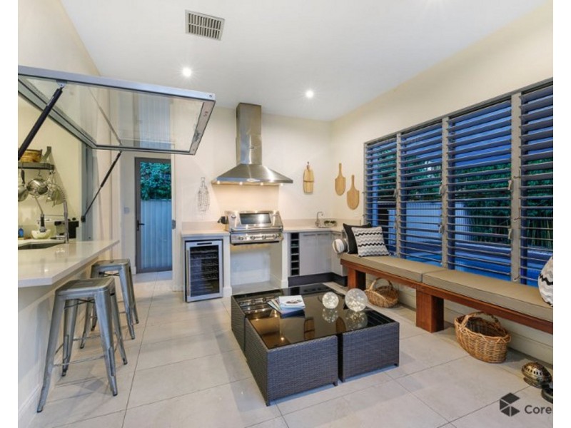 9 Plover Avenue, Paradise Point QLD 4216