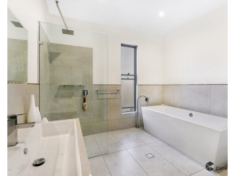 9 Plover Avenue, Paradise Point QLD 4216