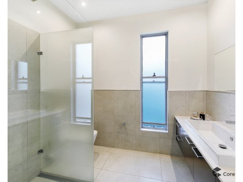 9 Plover Avenue, Paradise Point QLD 4216