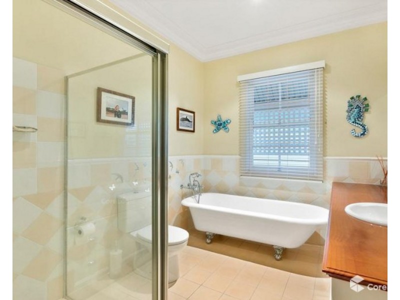 35 McDonald Street, Hawthorne QLD 4171