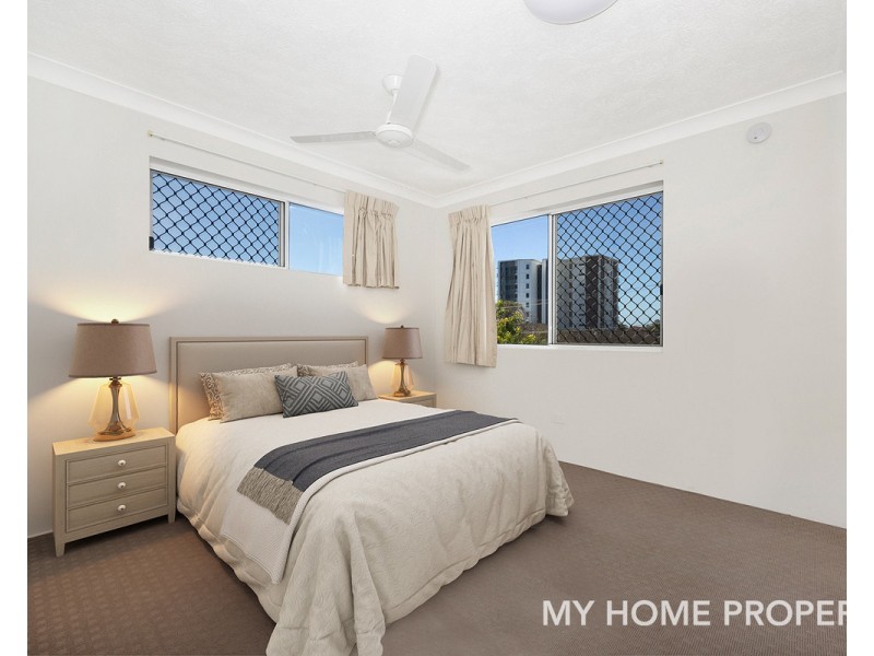 16/4 Proud Street, Labrador QLD 4215