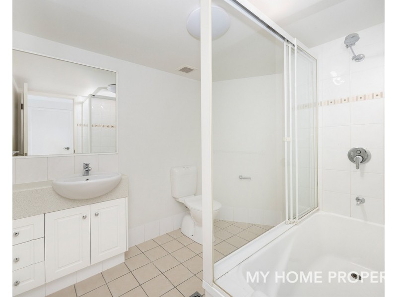 16/4 Proud Street, Labrador QLD 4215