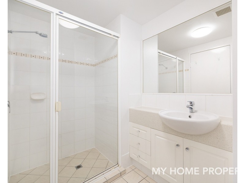 9/4 Proud Street, Labrador QLD 4215