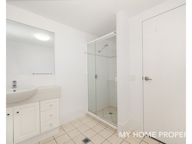 9/4 Proud Street, Labrador QLD 4215