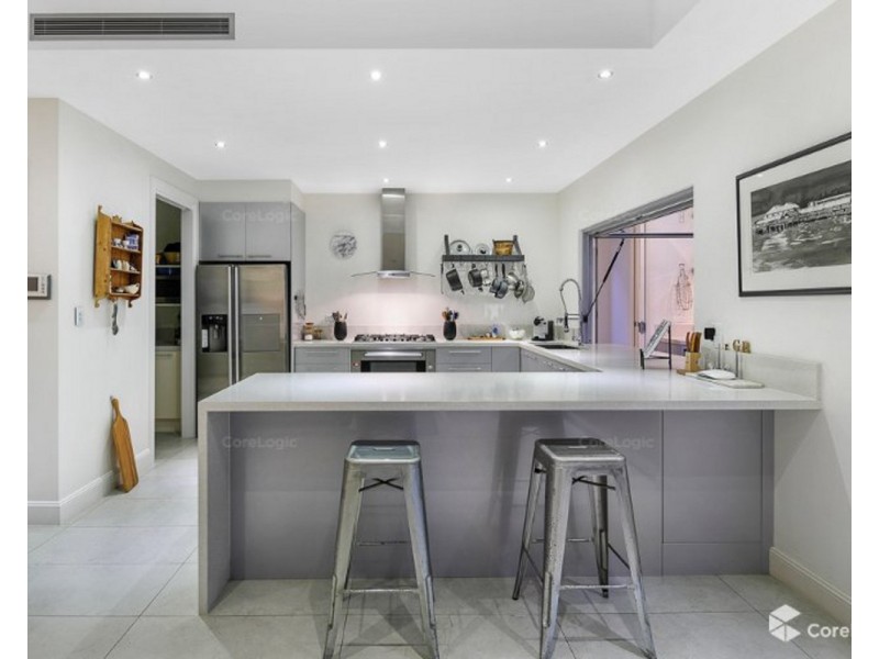 9 Plover Avenue, Paradise Point QLD 4216