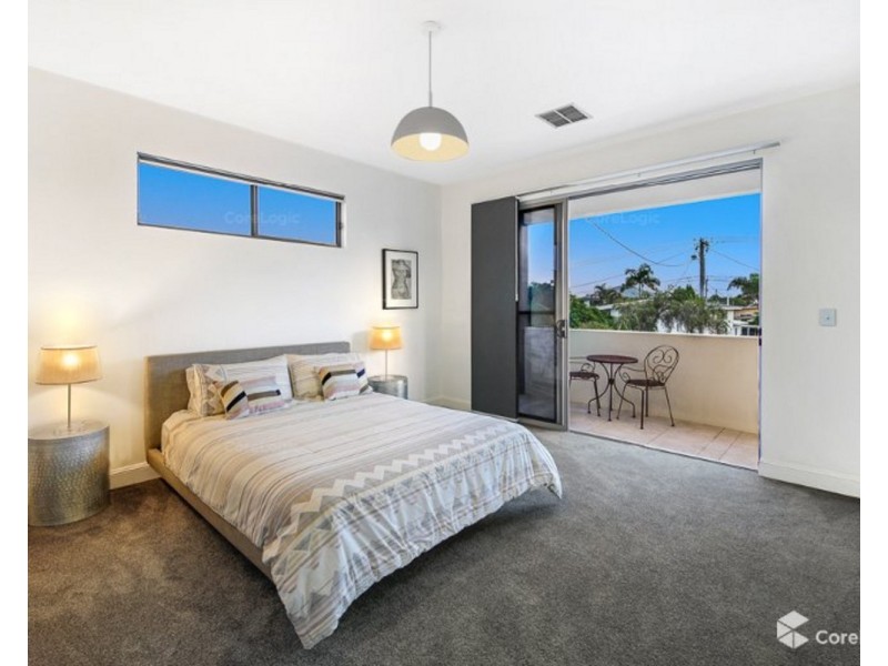 9 Plover Avenue, Paradise Point QLD 4216