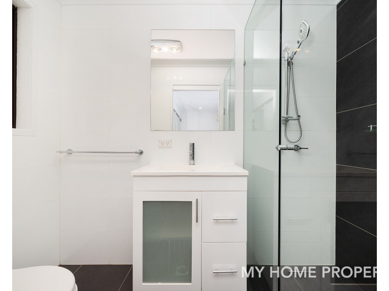 6 Jindabyne Crt, Highland Park QLD 4211