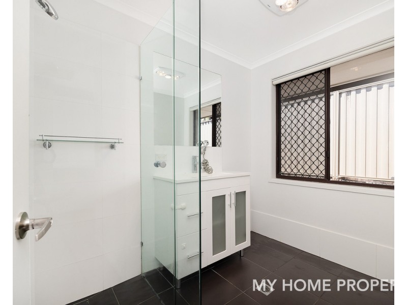 6 Jindabyne Crt, Highland Park QLD 4211