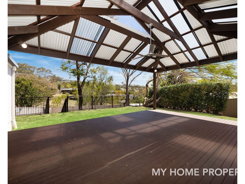 6 Jindabyne Crt, Highland Park QLD 4211