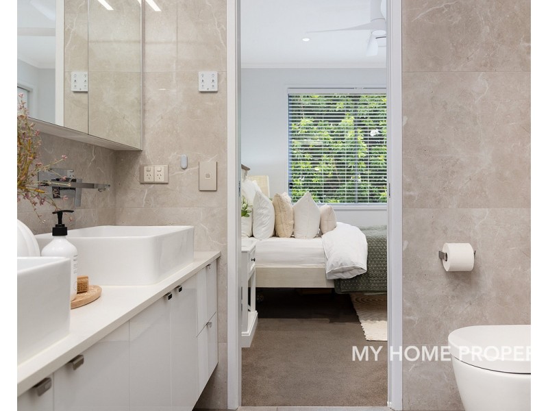 72 Dover Street, Hawthorne QLD 4171