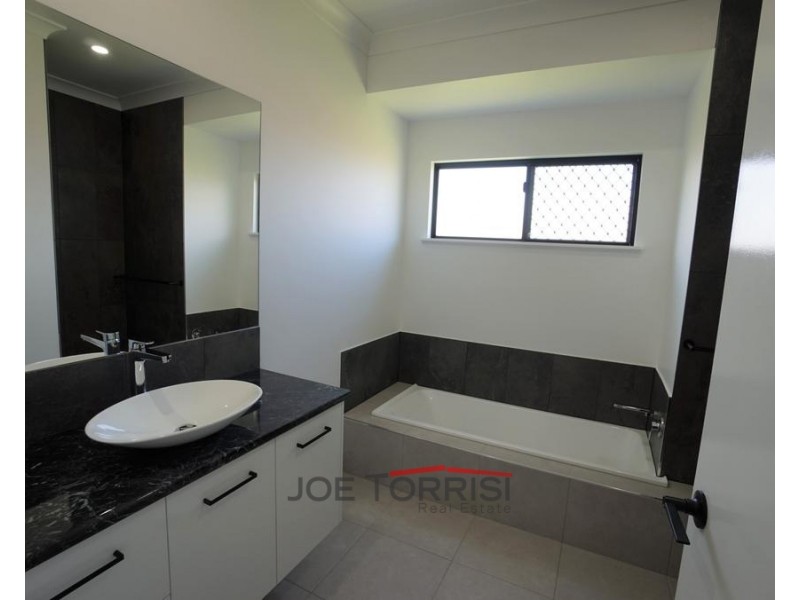 2 Yarrabee Close, Mareeba QLD 4880