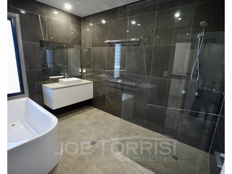 17 Riverlands Drive, Mareeba QLD 4880