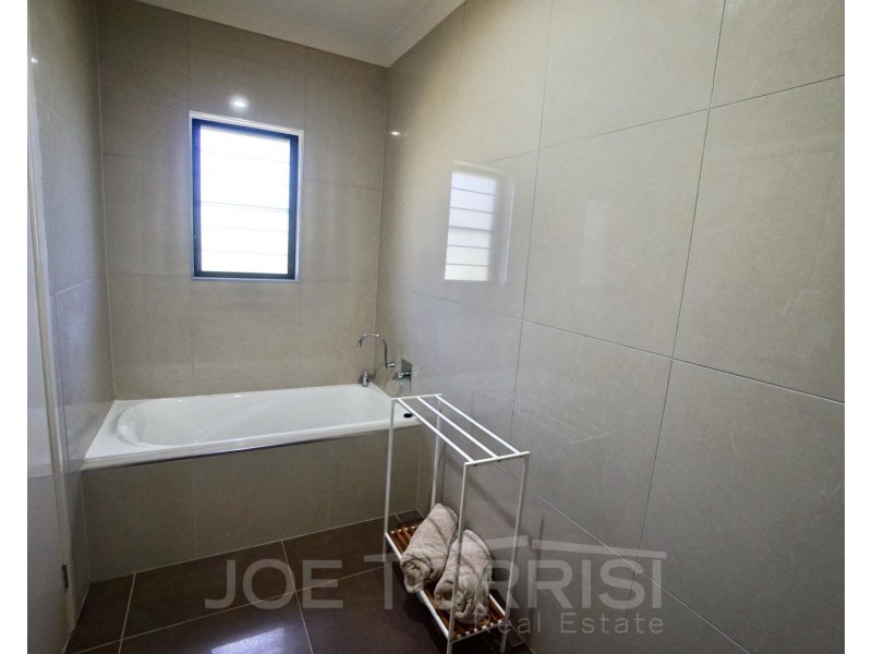 11 River Drive, Mareeba QLD 4880