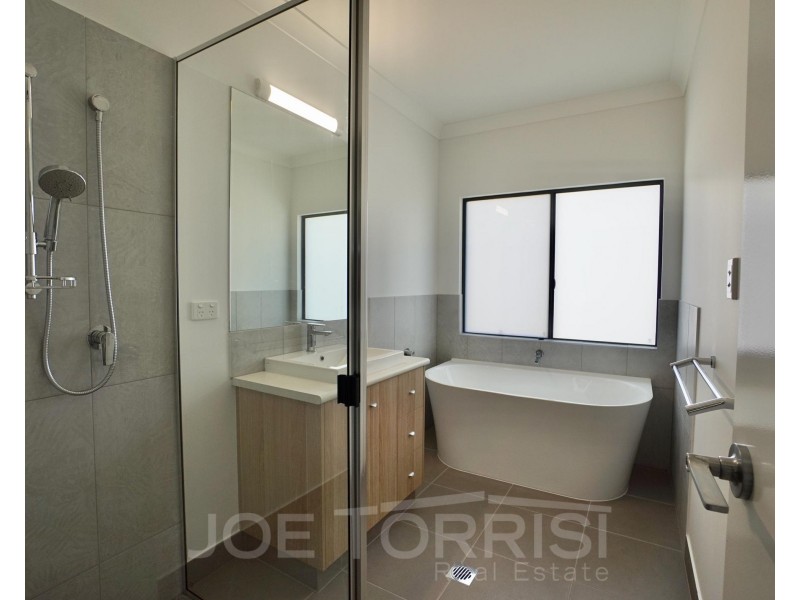 2 Merindah Close, Mareeba QLD 4880