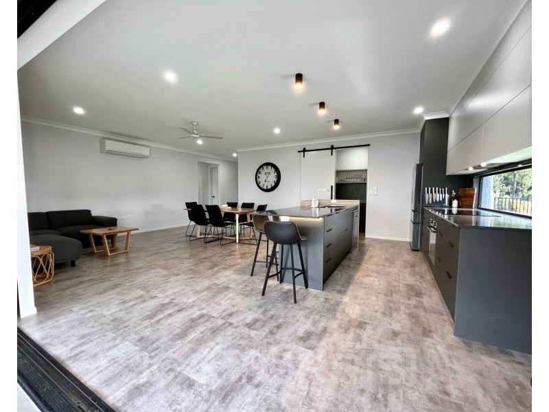 2D Yarrabee Close, Mareeba QLD 4880