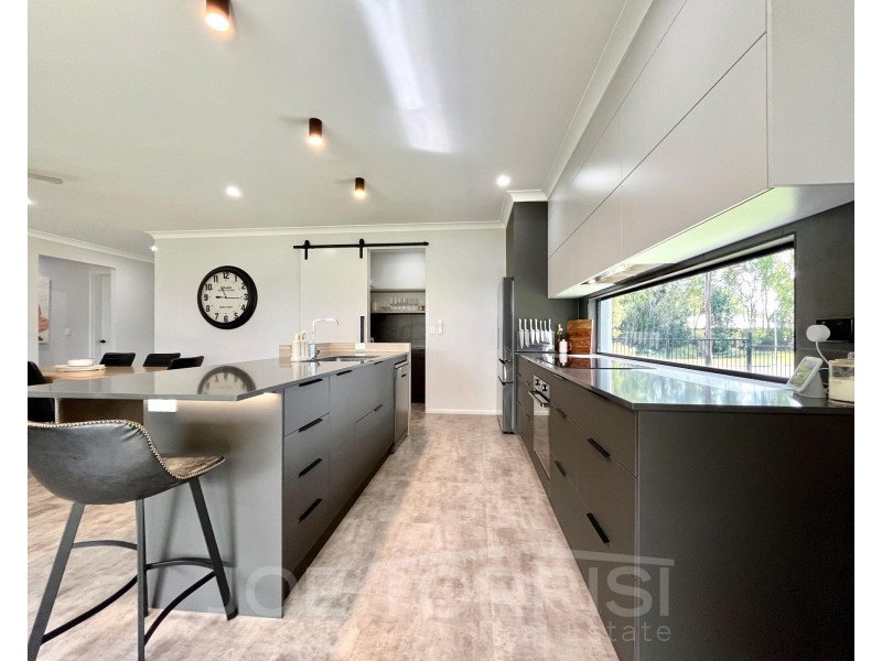2D Yarrabee Close, Mareeba QLD 4880